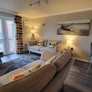 Peaceful Waterfront Apartment, Private Parking, Hull Marina Apartment
